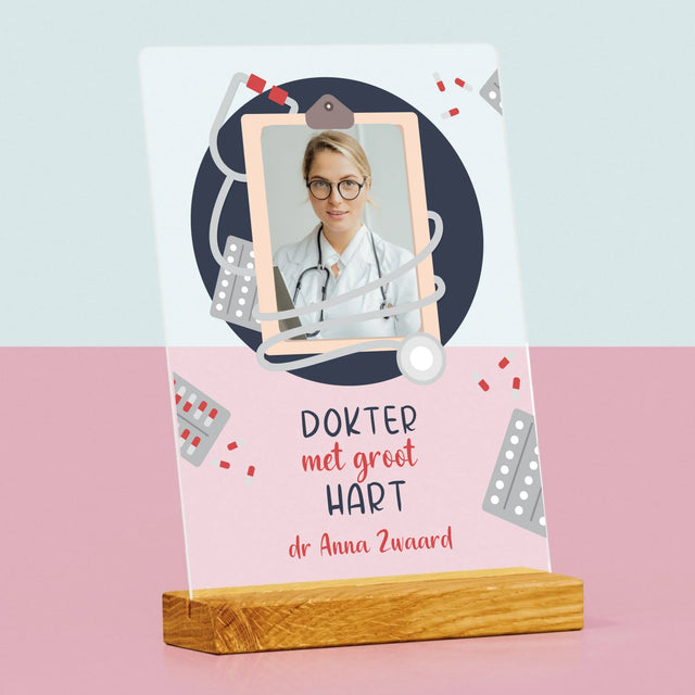 Foto En Handtekening: Dokter Met Groot Hart - Afdruk Op Acrylglas (Verticaal)