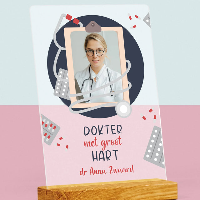 Foto En Handtekening: Dokter Met Groot Hart - Afdruk Op Acrylglas (Verticaal)