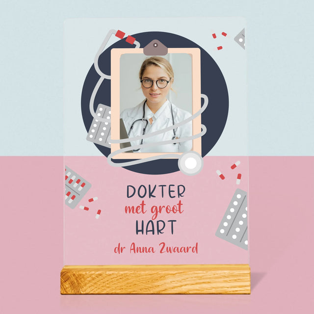 Foto En Handtekening: Dokter Met Groot Hart - Afdruk Op Acrylglas (Verticaal)