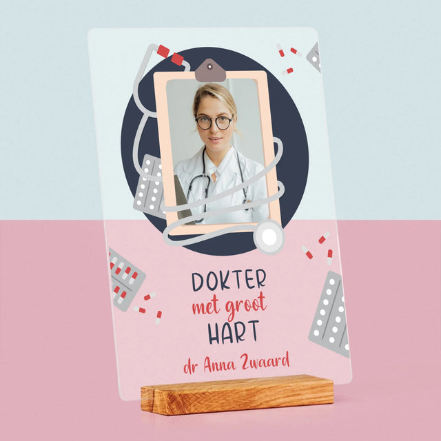 Foto En Handtekening: Dokter Met Groot Hart - Afdruk Op Acrylglas (Verticaal)