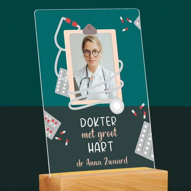 Foto En Handtekening: Dokter Met Groot Hart - Afdruk Op Acrylglas (Verticaal)