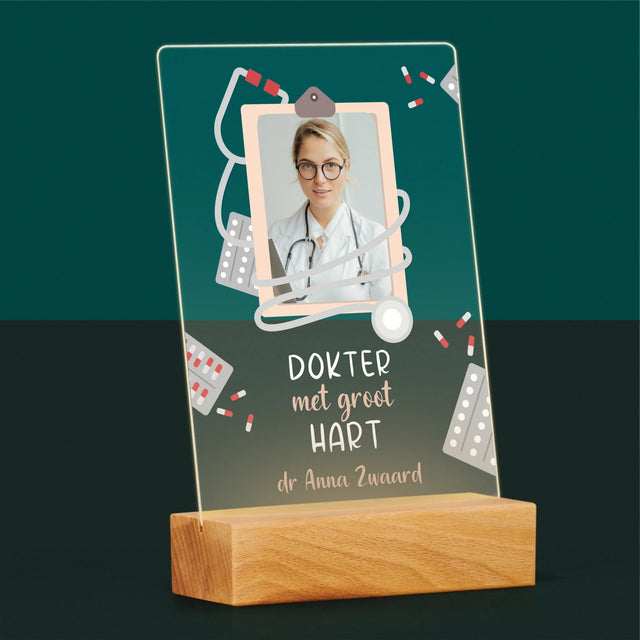 Foto En Handtekening: Dokter Met Groot Hart - Afdruk Op Acrylglas (Verticaal)