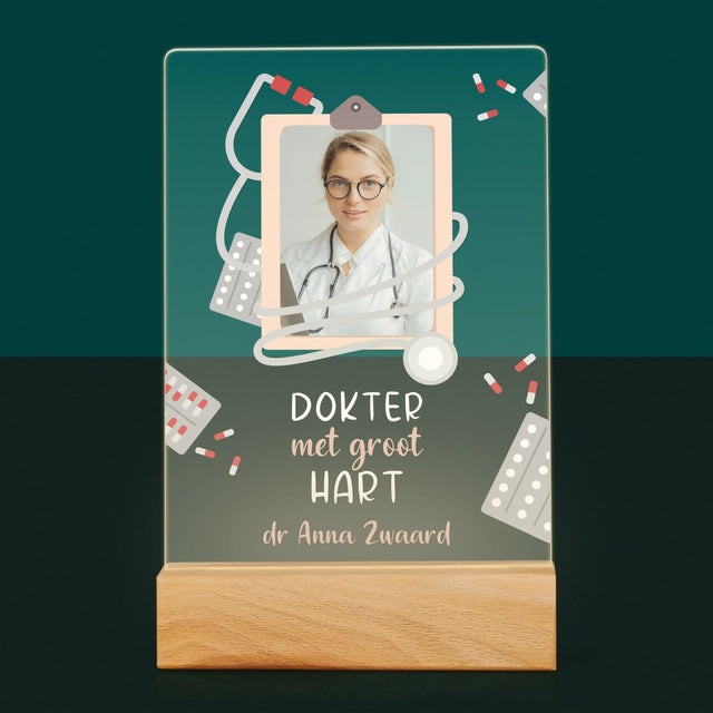 Foto En Handtekening: Dokter Met Groot Hart - Afdruk Op Acrylglas (Verticaal)