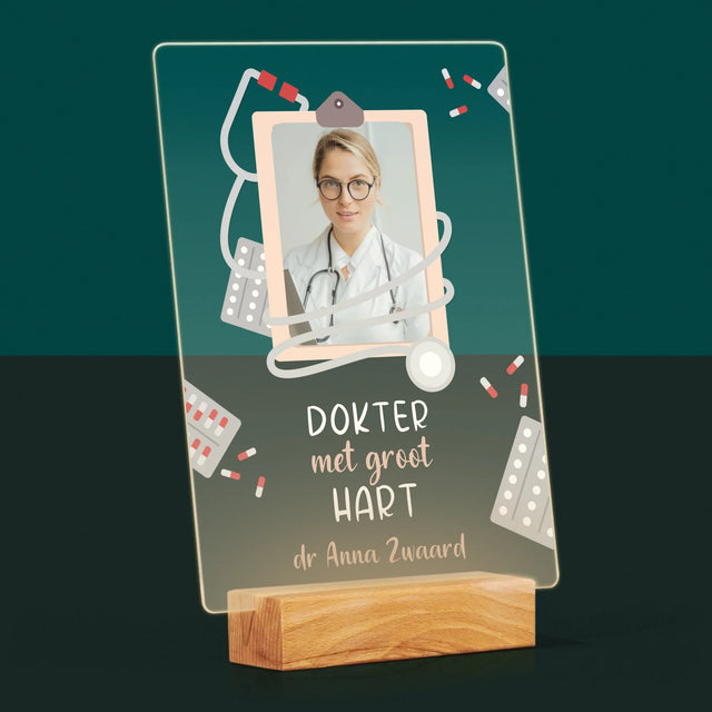 Foto En Handtekening: Dokter Met Groot Hart - Afdruk Op Acrylglas (Verticaal)