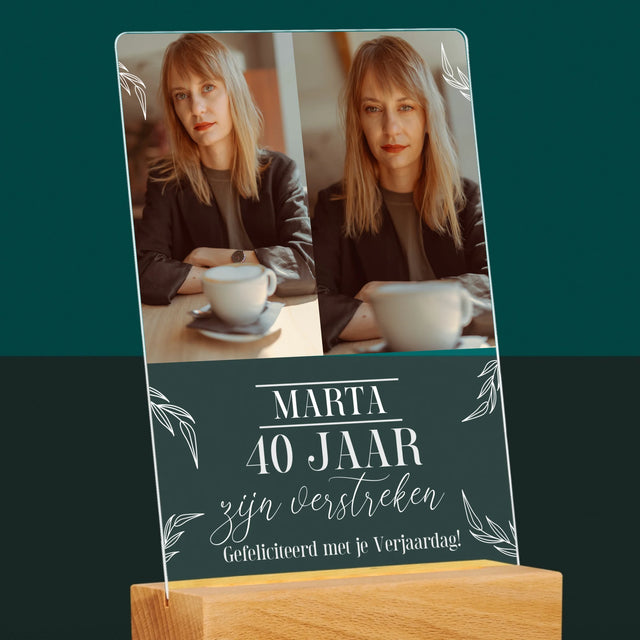 Fotocollage: 40 Jaar Zijn Verstreken - Afdruk Op Acrylglas (Verticaal)