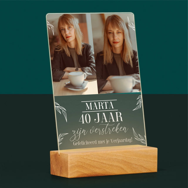 Fotocollage: 40 Jaar Zijn Verstreken - Afdruk Op Acrylglas (Verticaal)