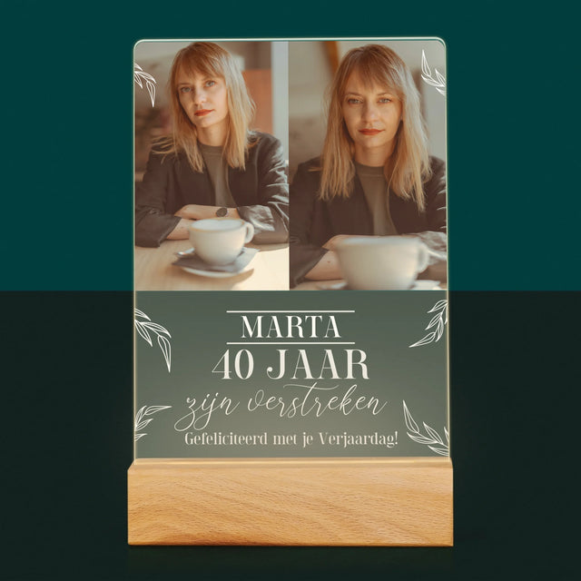 Fotocollage: 40 Jaar Zijn Verstreken - Afdruk Op Acrylglas (Verticaal)
