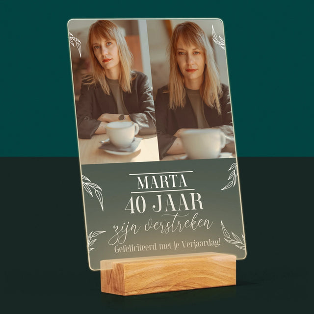 Fotocollage: 40 Jaar Zijn Verstreken - Afdruk Op Acrylglas (Verticaal)