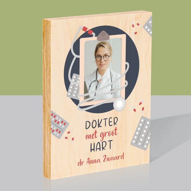 Foto En Handtekening: Dokter Met Groot Hart - Afdruk Op Hout (Verticaal)