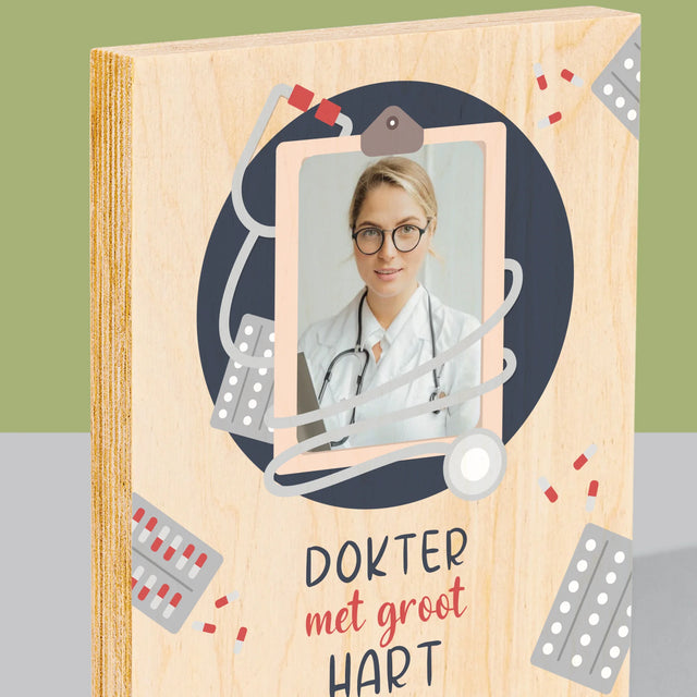 Foto En Handtekening: Dokter Met Groot Hart - Afdruk Op Hout (Verticaal)