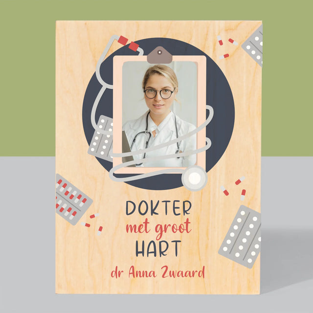 Foto En Handtekening: Dokter Met Groot Hart - Afdruk Op Hout (Verticaal)
