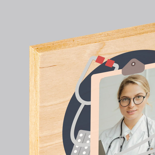 Foto En Handtekening: Dokter Met Groot Hart - Afdruk Op Hout (Verticaal)