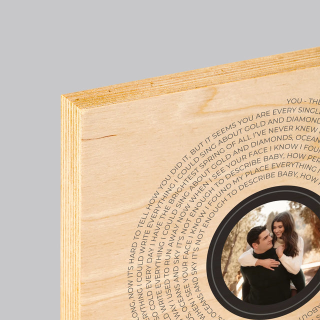 Foto En Handtekening: Songtekst Op Vinyl Lp - Afdruk Op Hout (Verticaal)