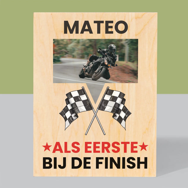 Foto En Handtekening: Als Eerste Bij De Finish - Afdruk Op Hout (Verticaal)