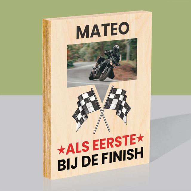 Foto En Handtekening: Als Eerste Bij De Finish - Afdruk Op Hout (Verticaal)