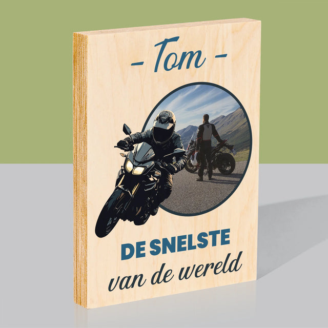 Foto En Handtekening: De Snelste Van De Stad - Afdruk Op Hout (Verticaal)