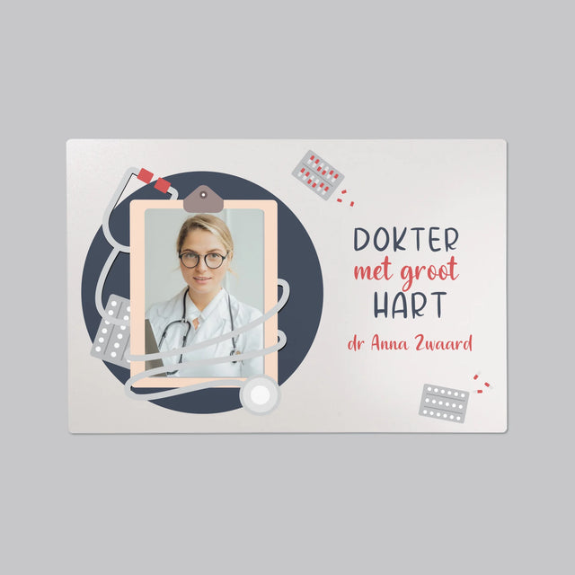 Foto En Handtekening: Dokter Met Groot Hart - Bureauonderlegger