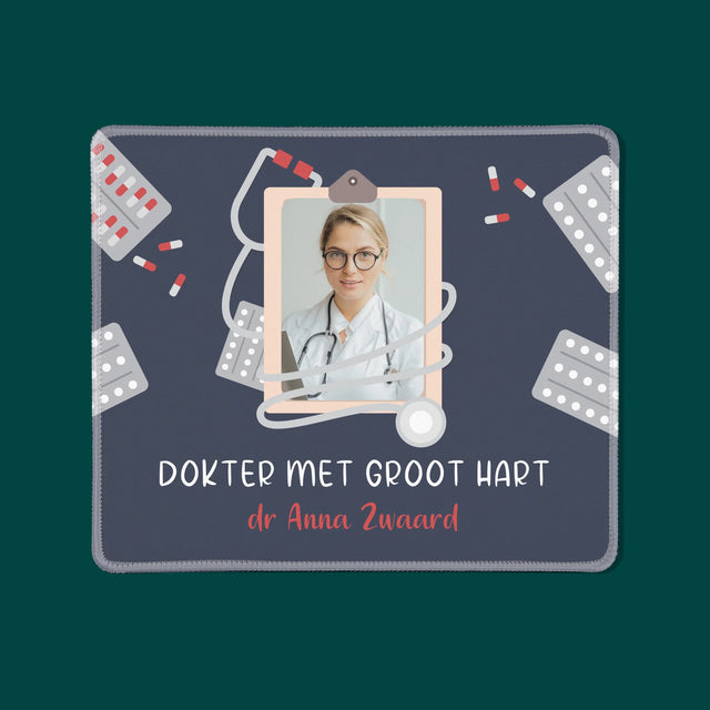 Foto En Handtekening: Dokter Met Groot Hart - Muismat