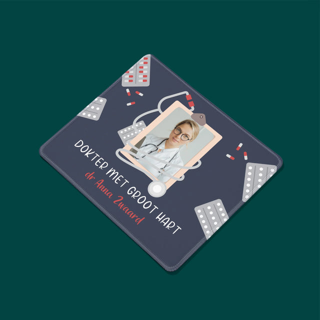 Foto En Handtekening: Dokter Met Groot Hart - Muismat