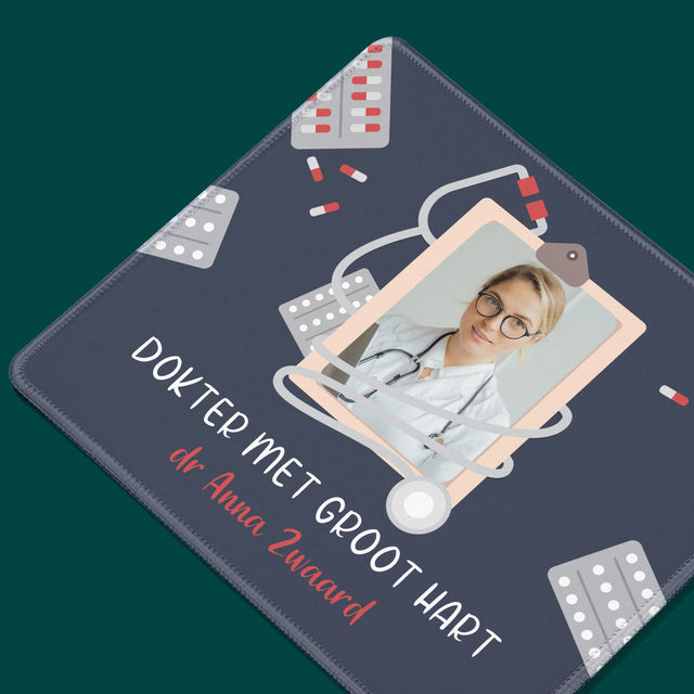 Foto En Handtekening: Dokter Met Groot Hart - Muismat