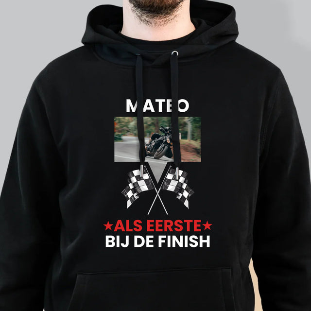 Foto En Handtekening: Als Eerste Bij De Finish - Herentrui Met Kap