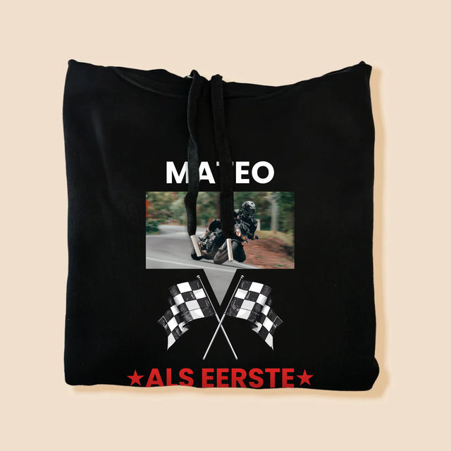 Foto En Handtekening: Als Eerste Bij De Finish - Herentrui Met Kap