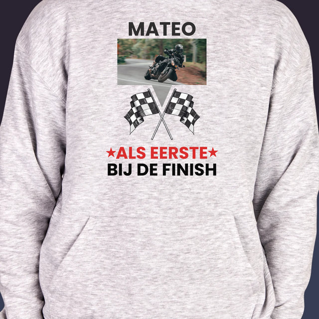 Foto En Handtekening: Als Eerste Bij De Finish - Herentrui Met Kap