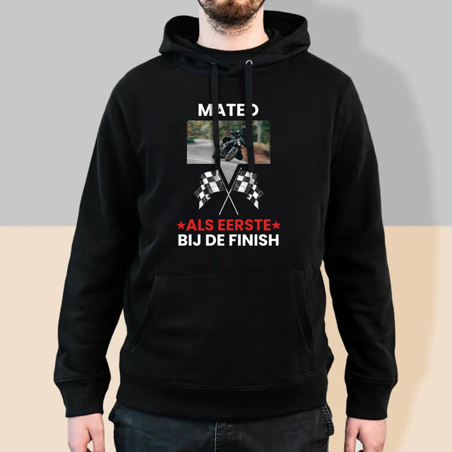 Foto En Handtekening: Als Eerste Bij De Finish - Herentrui Met Kap
