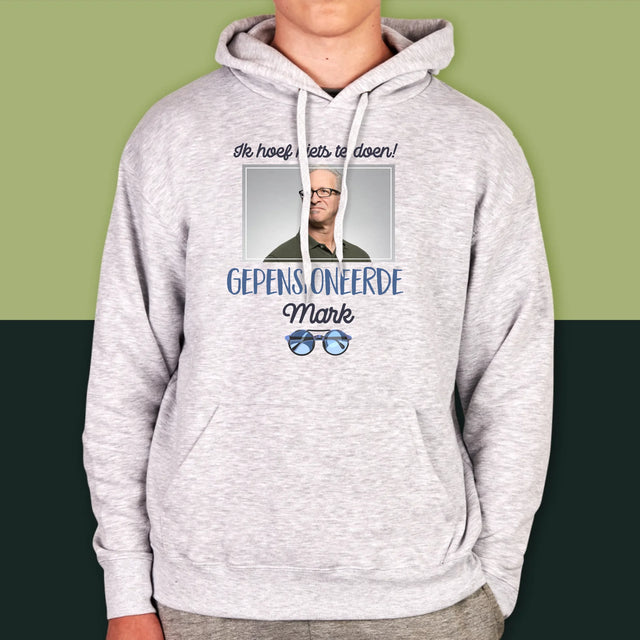 Foto En Handtekening: Ik Hoef Niets Te Doen! Gepensioneerde - Herentrui Met Kap