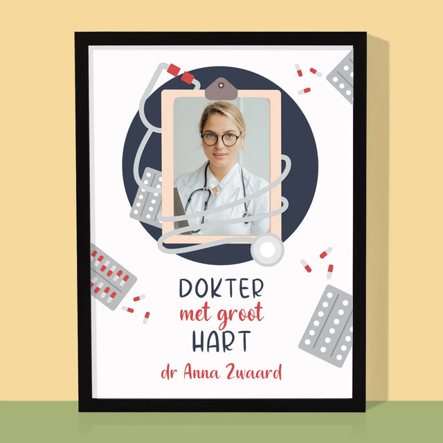 Foto En Handtekening: Dokter Met Groot Hart - Afdruk Met Frame 30X40 (Verticaal)