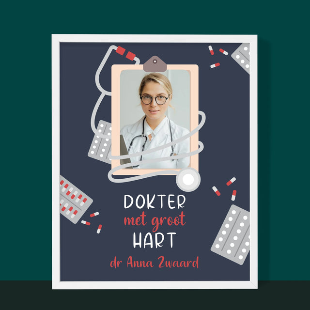 Foto En Handtekening: Dokter Met Groot Hart - Afdruk Met Frame 30X40 (Verticaal)