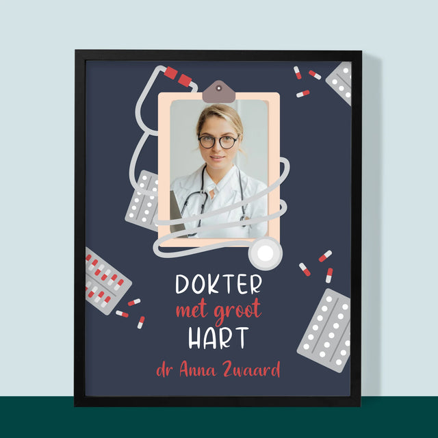 Foto En Handtekening: Dokter Met Groot Hart - Afdruk Met Frame 30X40 (Verticaal)