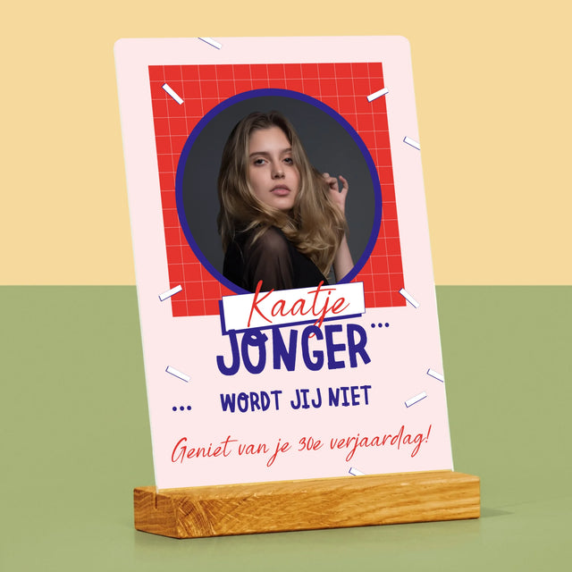 Foto En Handtekening: Jonger Wordt Jij Niet - Afdruk Op Acrylglas (Verticaal)