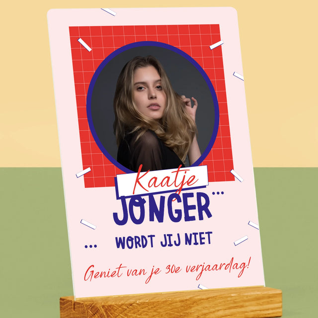 Foto En Handtekening: Jonger Wordt Jij Niet - Afdruk Op Acrylglas (Verticaal)
