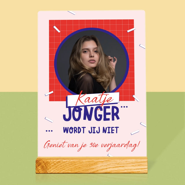 Foto En Handtekening: Jonger Wordt Jij Niet - Afdruk Op Acrylglas (Verticaal)