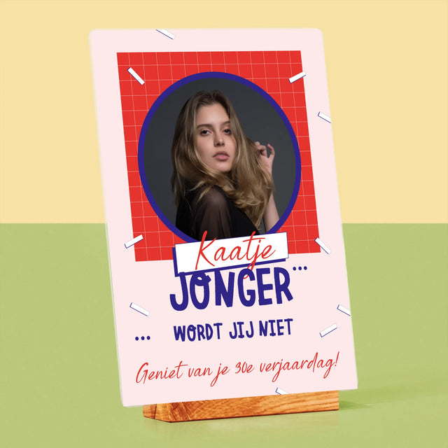 Foto En Handtekening: Jonger Wordt Jij Niet - Afdruk Op Acrylglas (Verticaal)
