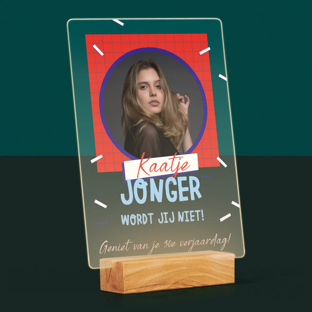 Foto En Handtekening: Jonger Wordt Jij Niet - Afdruk Op Acrylglas (Verticaal)