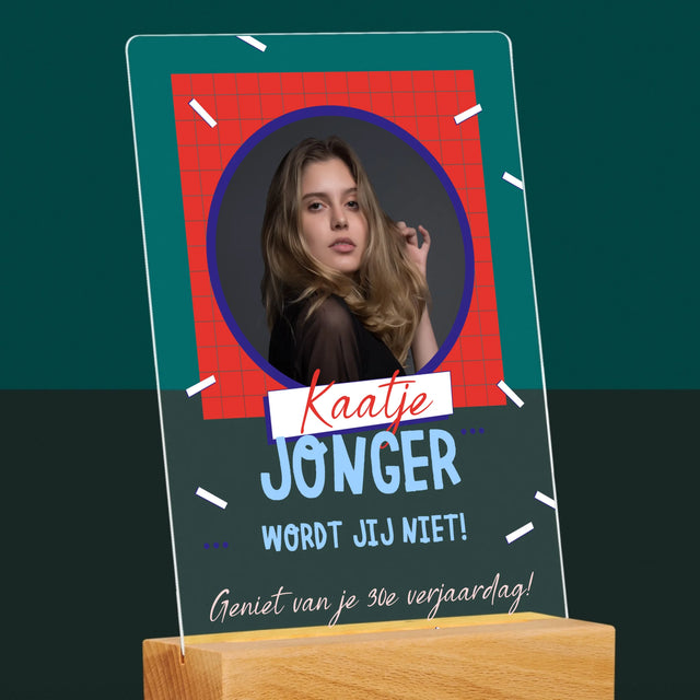Foto En Handtekening: Jonger Wordt Jij Niet - Afdruk Op Acrylglas (Verticaal)
