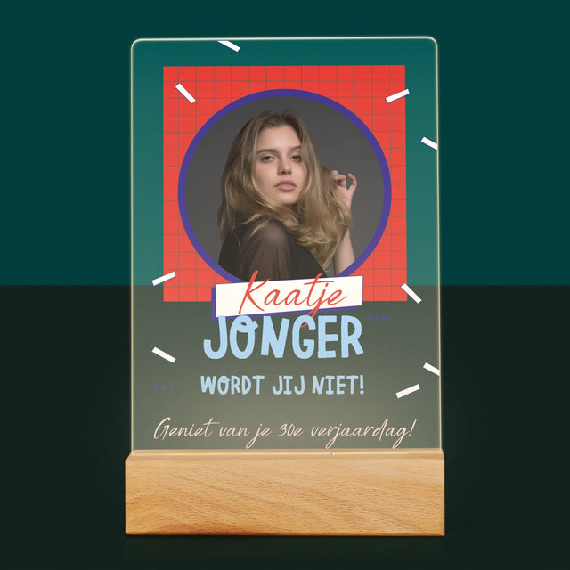 Foto En Handtekening: Jonger Wordt Jij Niet - Afdruk Op Acrylglas (Verticaal)