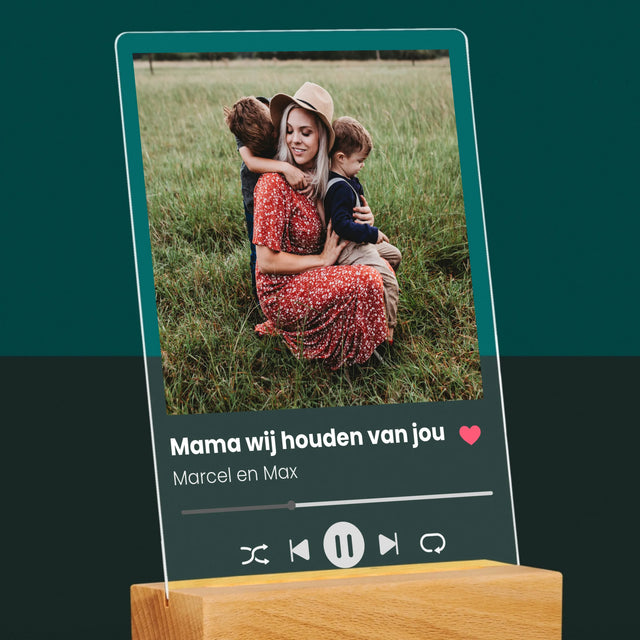 Foto En Handtekening: Mama Wij Houden Van Jou - Afdruk Op Acrylglas (Verticaal)