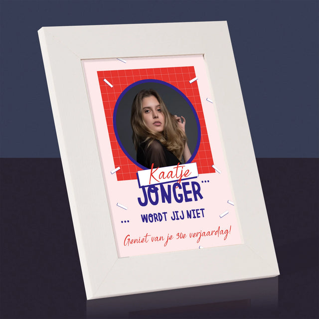 Foto En Handtekening: Jonger Wordt Jij Niet - Fotokader (Horziontaal)