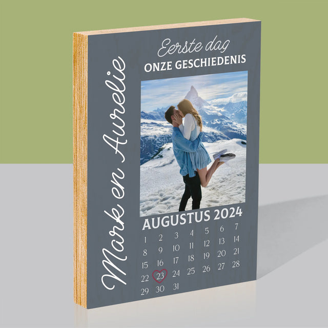 Foto En Handtekening: Eerste Dag Van Onze Geschiedenis - Afdruk Op Hout (Verticaal)