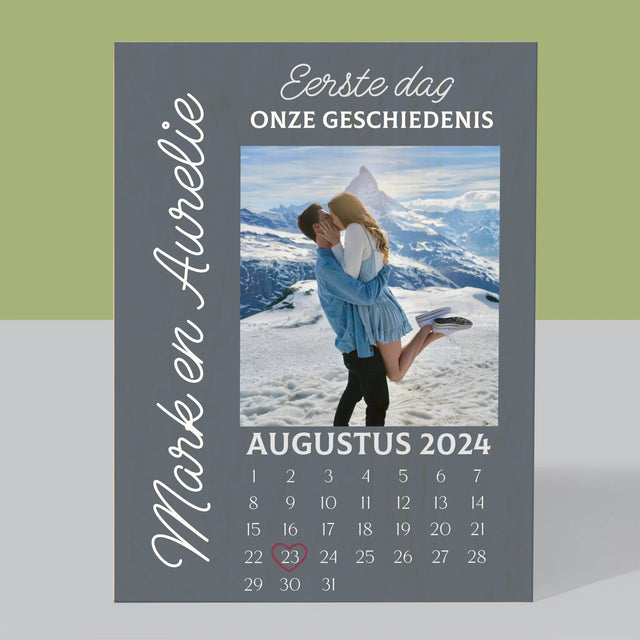 Foto En Handtekening: Eerste Dag Van Onze Geschiedenis - Afdruk Op Hout (Verticaal)