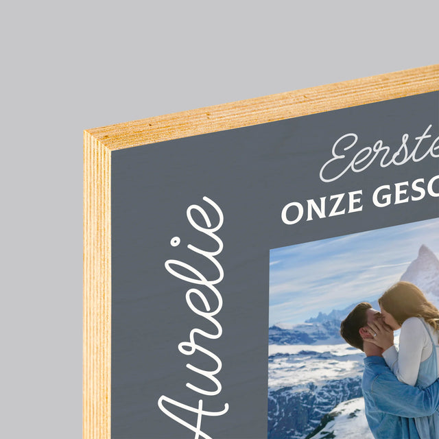 Foto En Handtekening: Eerste Dag Van Onze Geschiedenis - Afdruk Op Hout (Verticaal)