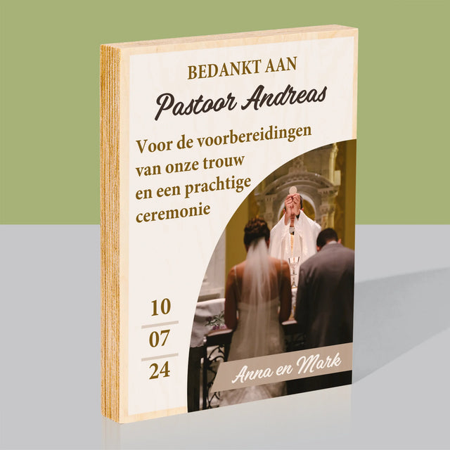 Foto En Handtekening: Bedankt Aan Priester, Trouw - Afdruk Op Hout (Verticaal)