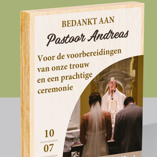 Foto En Handtekening: Bedankt Aan Priester, Trouw - Afdruk Op Hout (Verticaal)