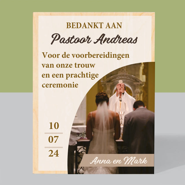 Foto En Handtekening: Bedankt Aan Priester, Trouw - Afdruk Op Hout (Verticaal)