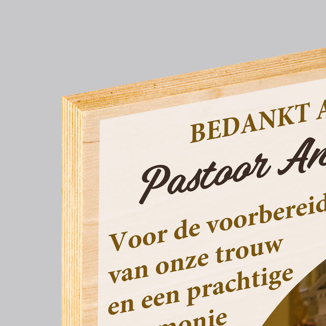 Foto En Handtekening: Bedankt Aan Priester, Trouw - Afdruk Op Hout (Verticaal)
