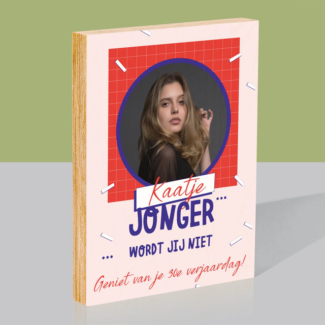 Foto En Handtekening: Jonger Wordt Jij Niet - Afdruk Op Hout (Verticaal)