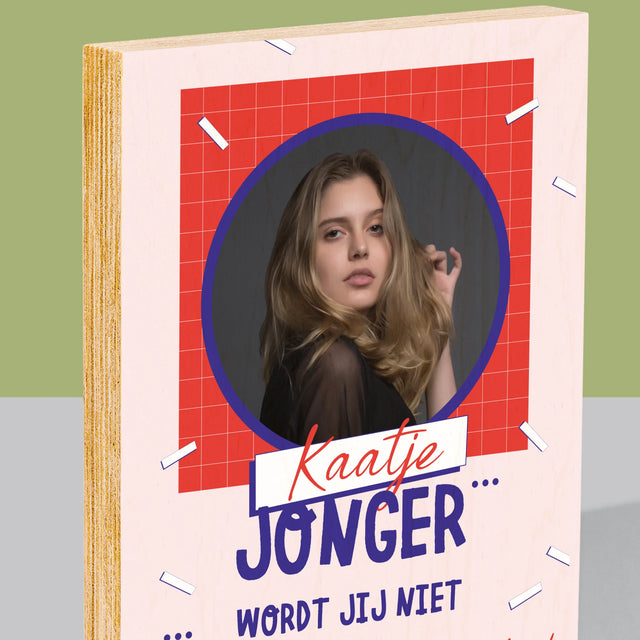 Foto En Handtekening: Jonger Wordt Jij Niet - Afdruk Op Hout (Verticaal)
